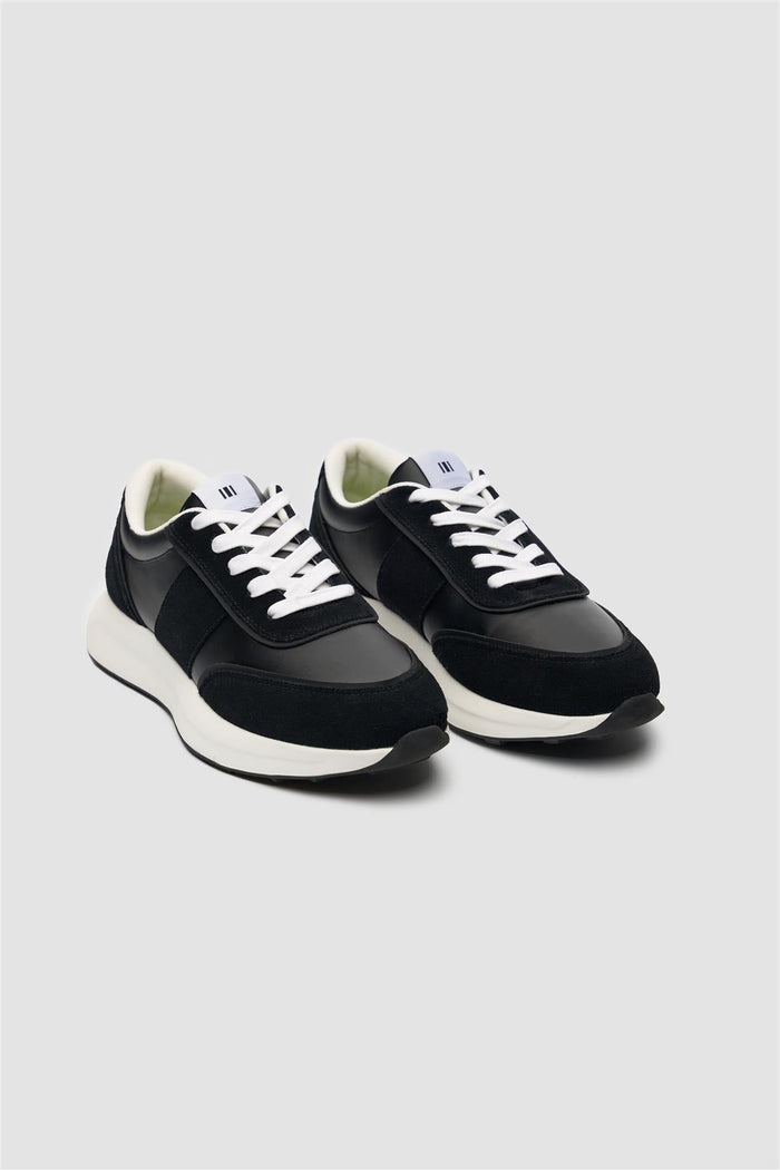 Alanza Black Technical Runner