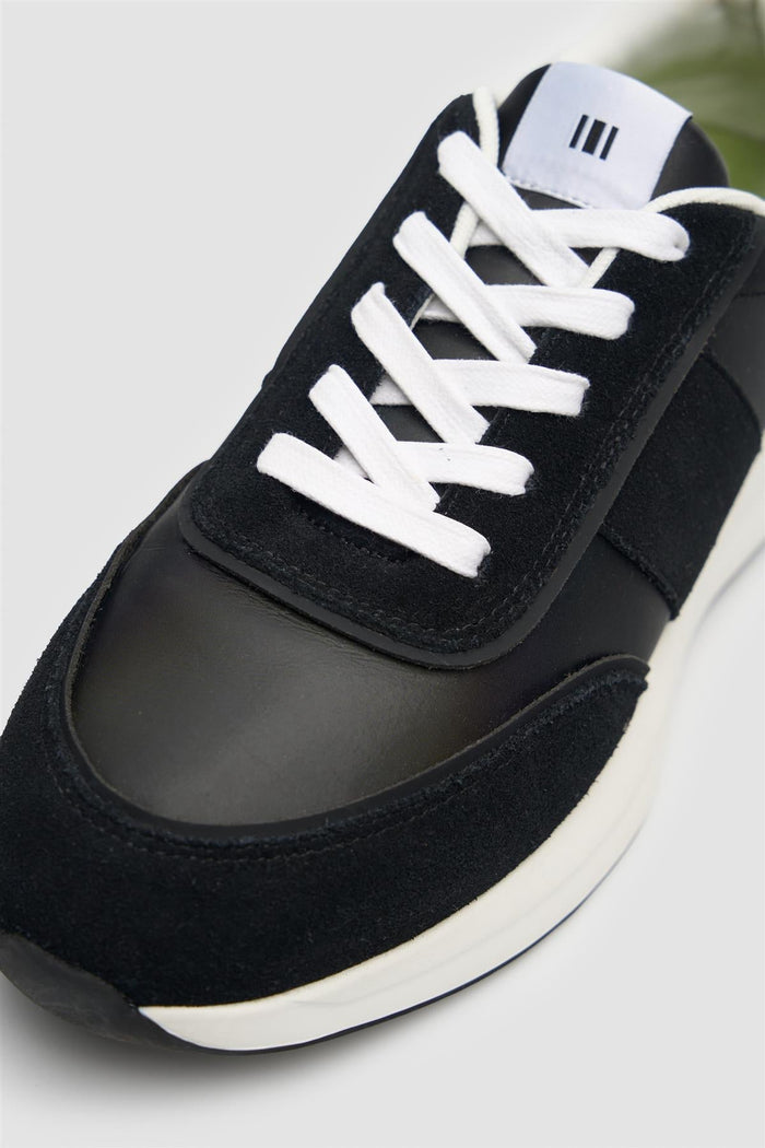 Alanza Black Technical Runner
